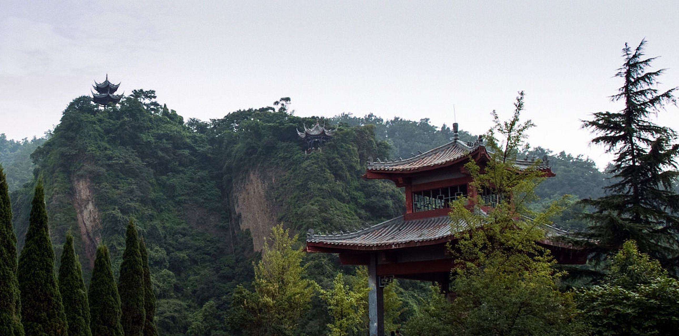 东方山位于湖北省黄石市下陆区,是佛教名山,被誉为"三楚第一山".