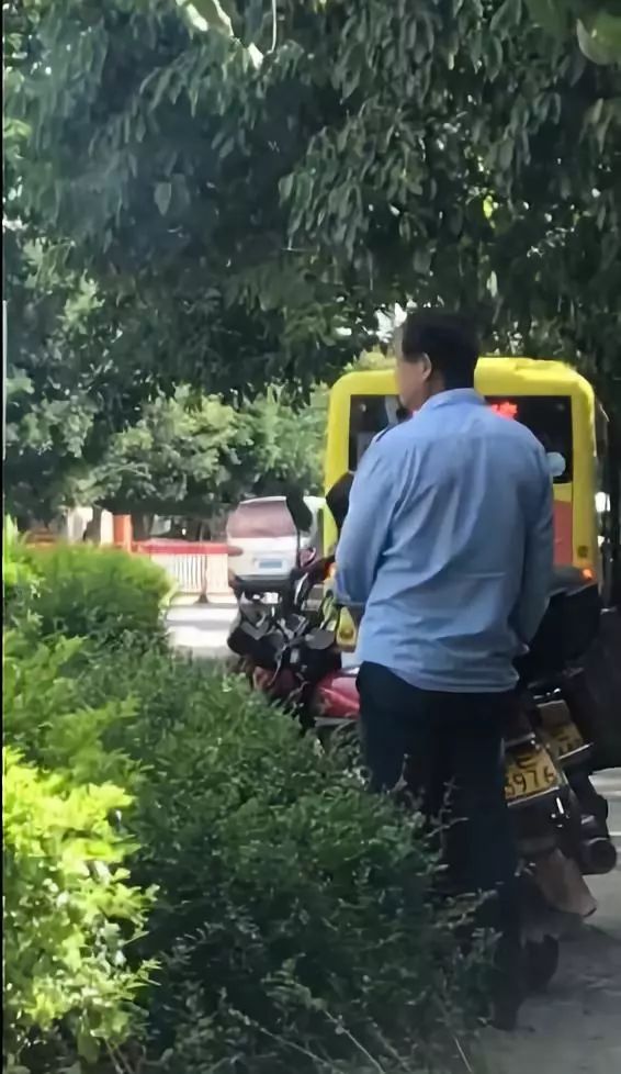 辣眼睛!楚雄男子闹市当街撒尿