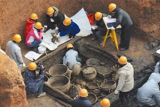 湖北发现战国水墓,墓里漂浮22具棺材,出土文物改写历史