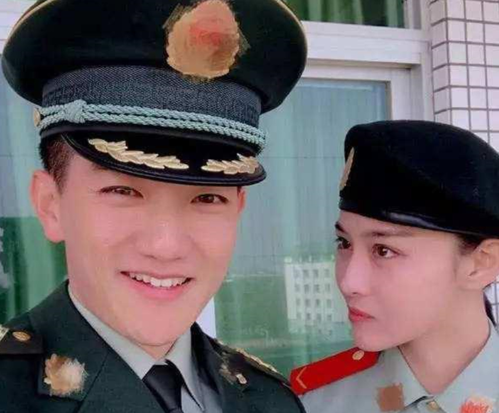 张馨予老公何捷还和黄渤同框过,两人站在一起,身高差不多