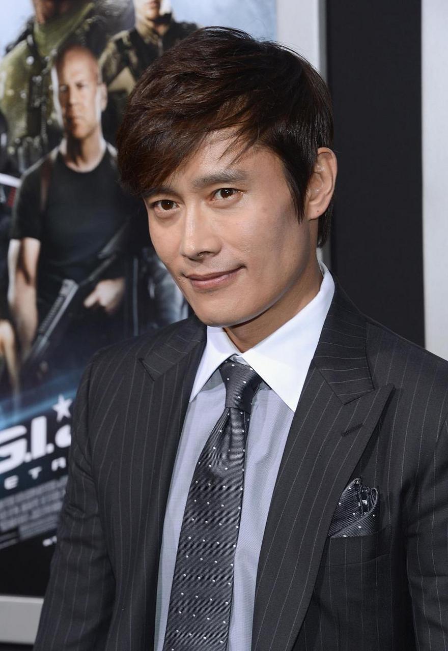 演员沈泰直播间被网友刷屏,于正看了,估计要气疯了吧!