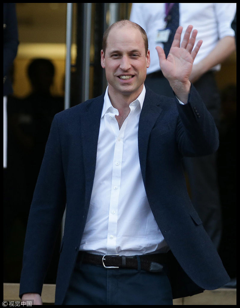 英国威廉王子造访皇家医院 戴医生帽强遮"大脑门"