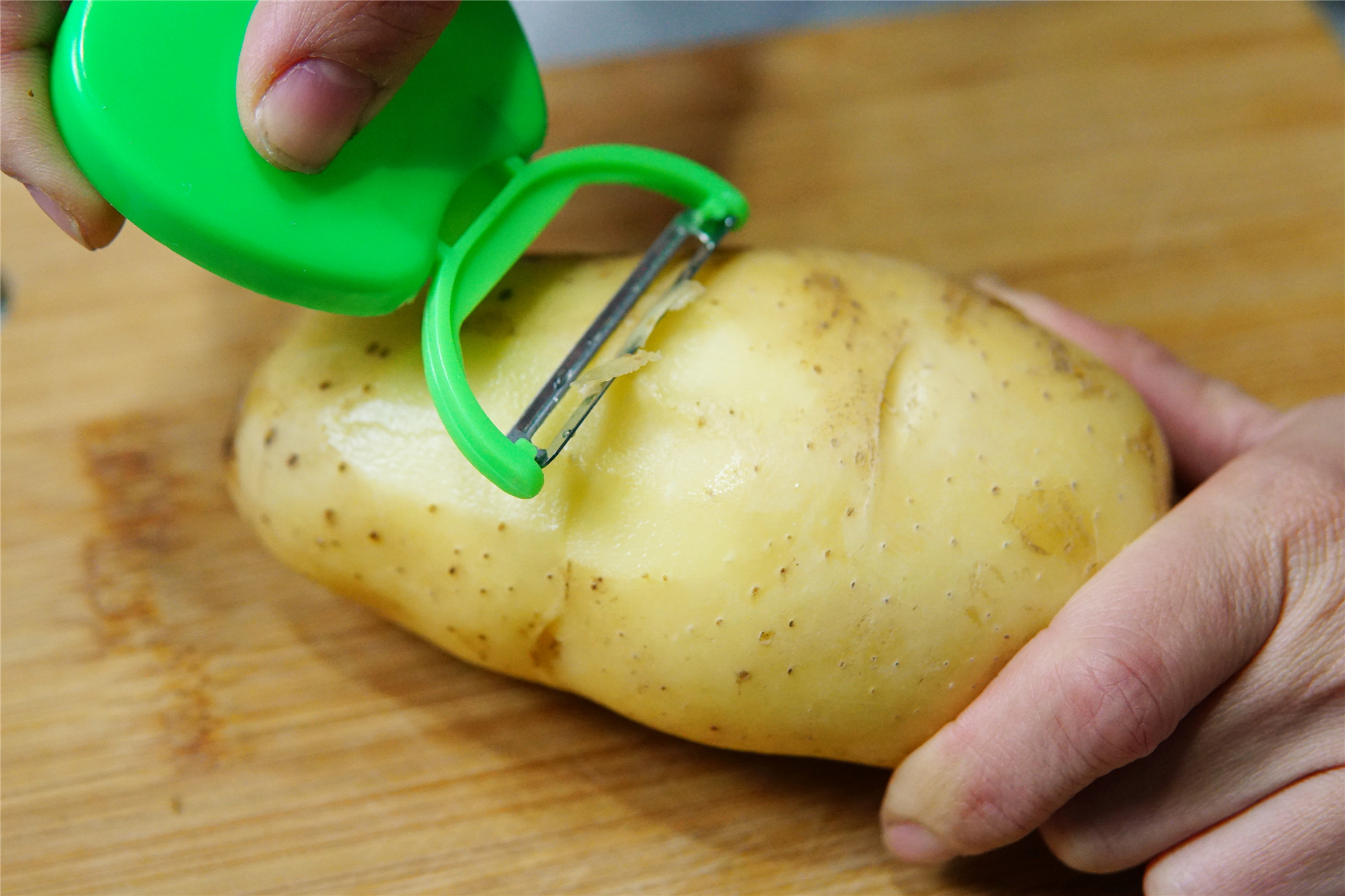 首先要将土豆去皮,土豆去皮建议使用削皮刀,方便快捷还不浪费土豆.