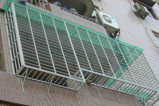 越来越多人阳台装这种防盗网,太聪明了,看完想回家拆了重装