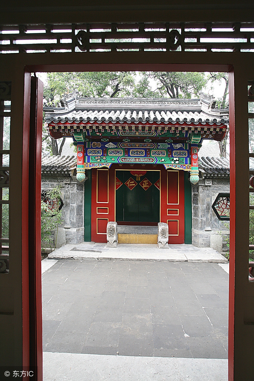 四扇绿色的木屏门因为经常关着,恰似一面墙,增加了垂花门的立体感.