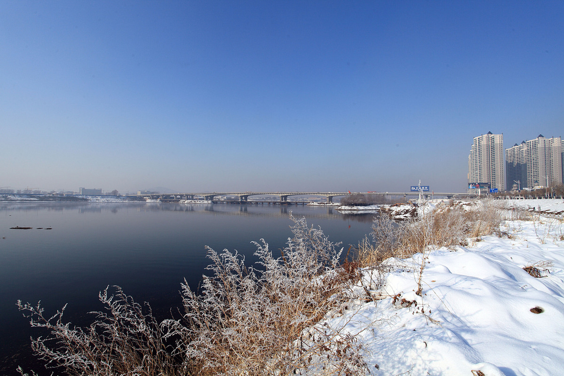 夏天走在松花江边的林荫路上感到格外凉爽,请用所学物理知识解释