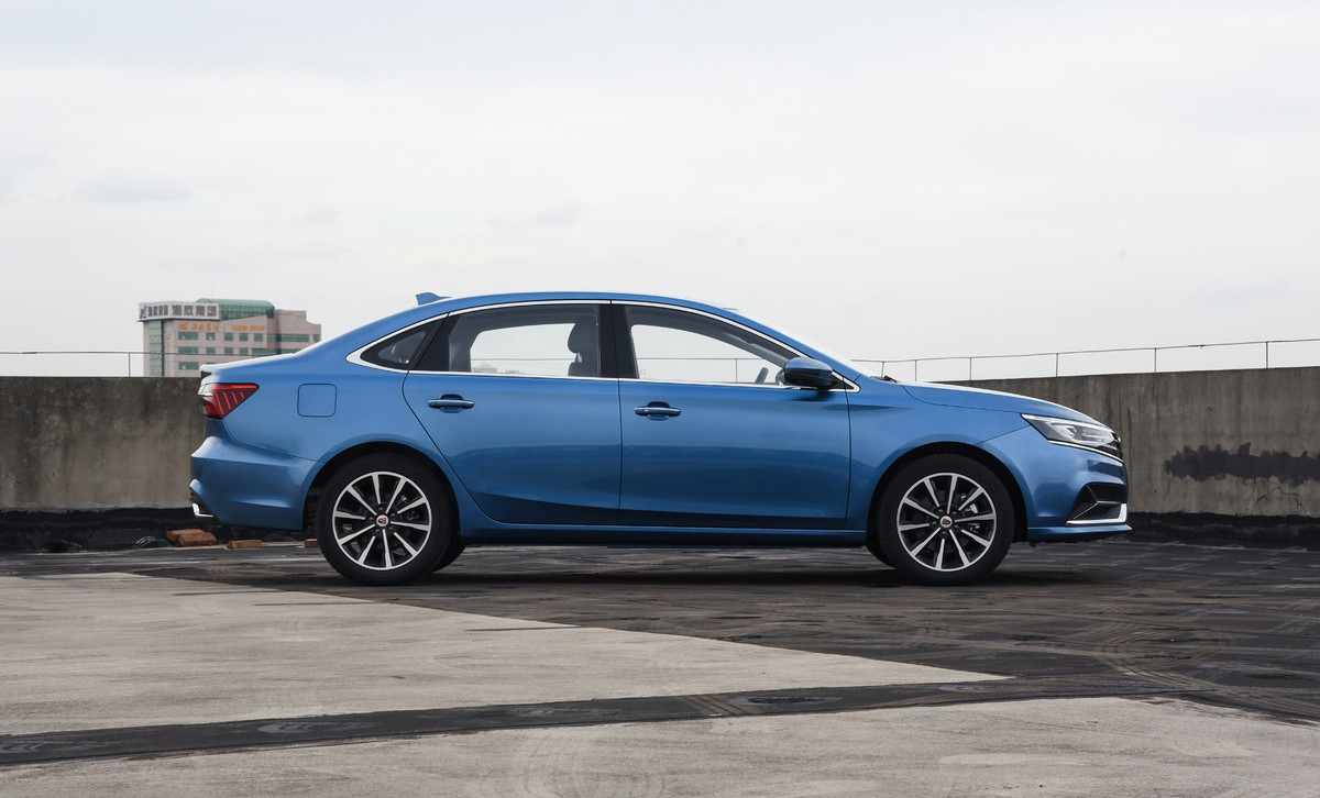 荣威ei6采用蓝芯 绿芯的动力组合.蓝芯部分搭载的是1.