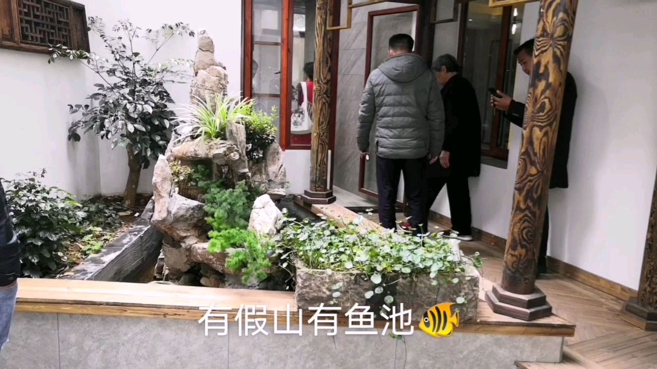 带庭院的房子受欢迎吗?今天来看房的人太多啦!喜欢假山和鱼池!