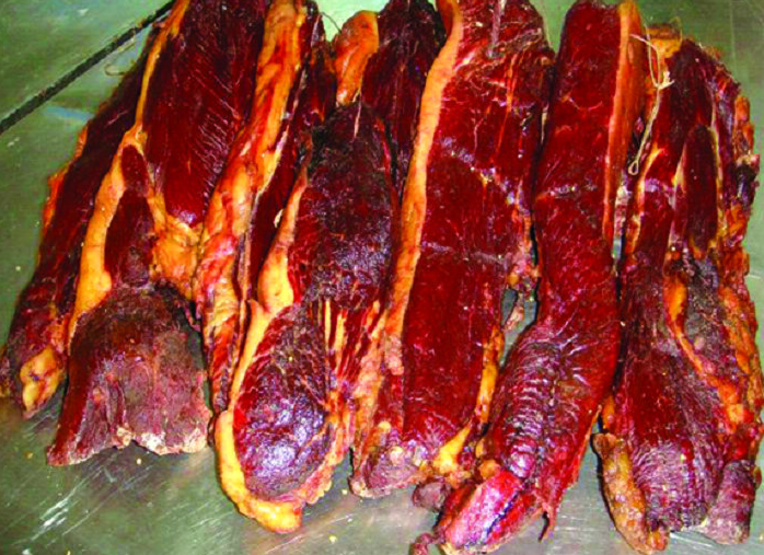 熏马肉是哈萨克族美食中的一绝,口腔中弥漫百转千回,都流下来了