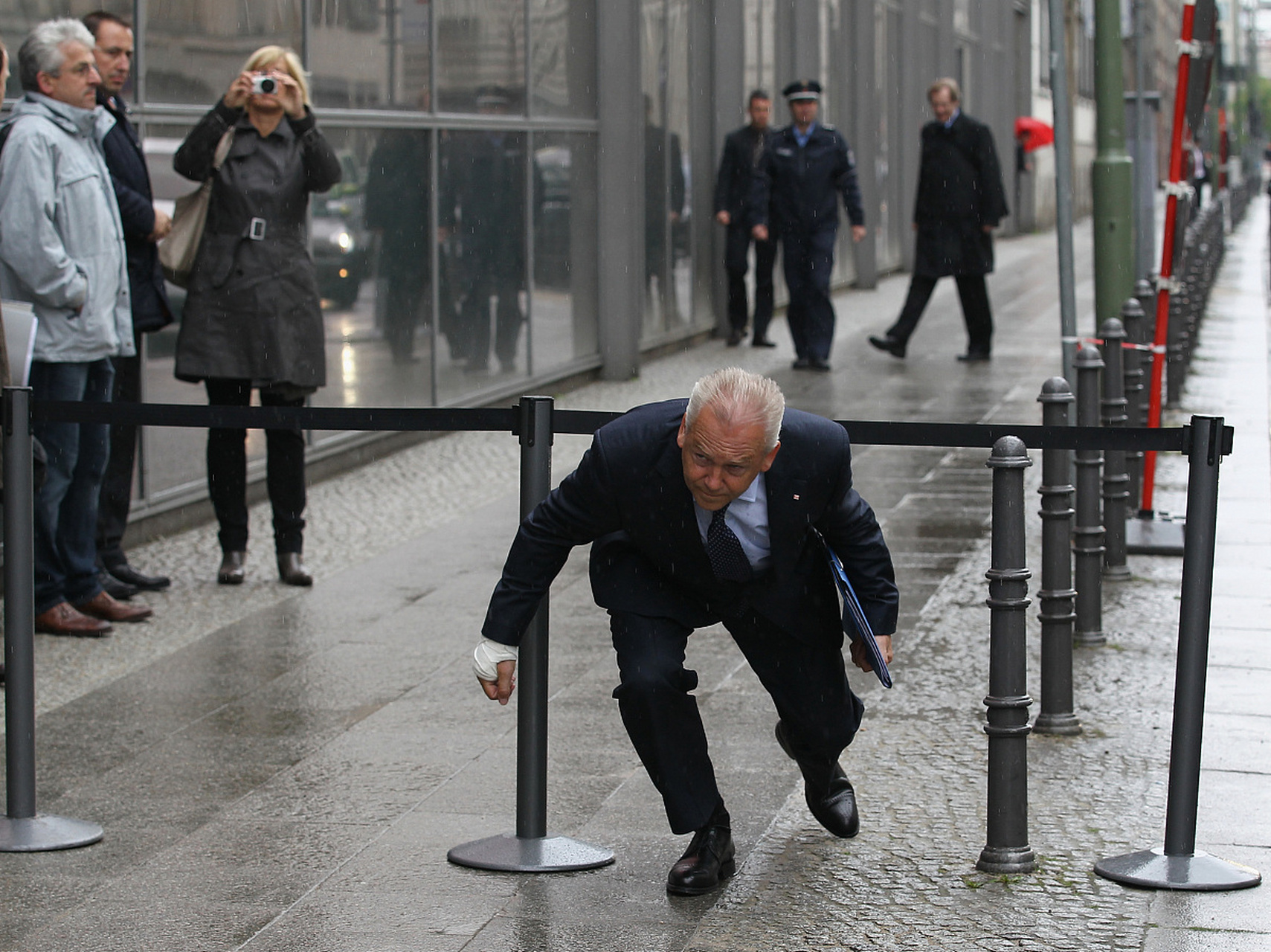 美国总统拜登在芬兰之行中,当他登上专机的瞬间,竟然差点跌倒了!