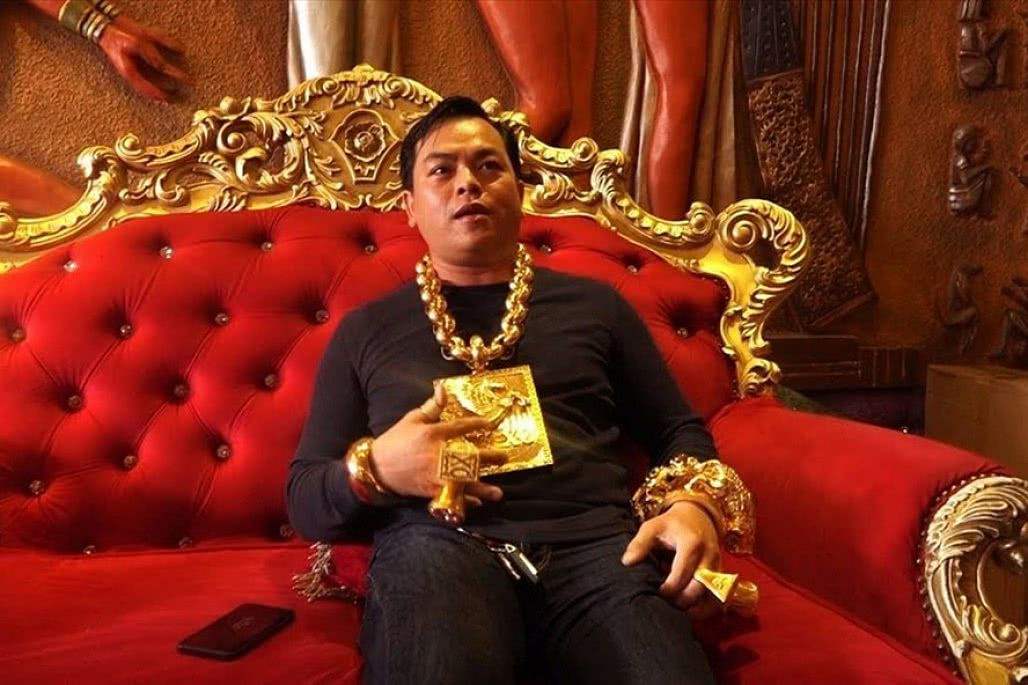 800万镀金迈巴赫,车主有钱吗?车主下车整个世界都安静了