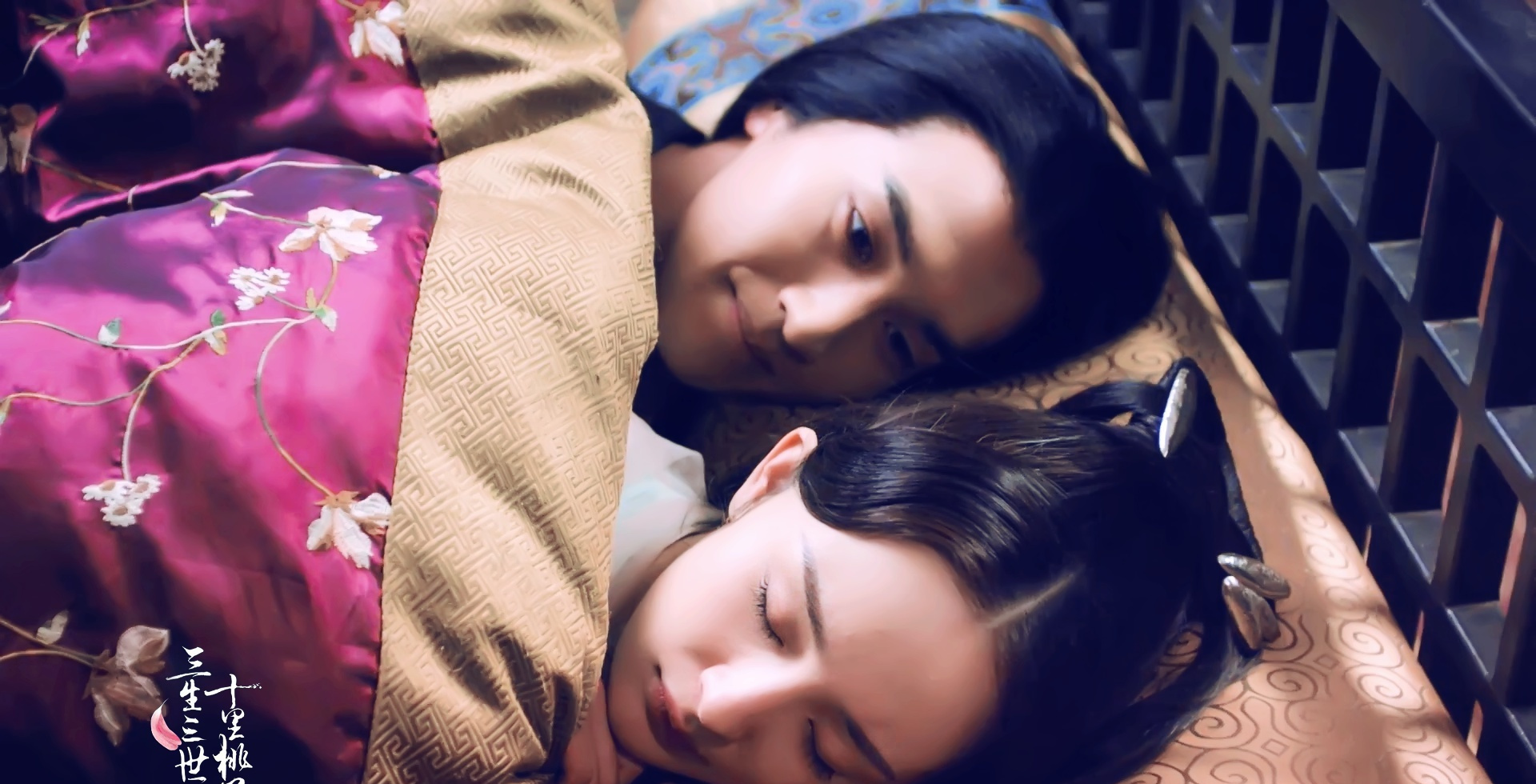 白浅手持玉清昆仑扇,一家三口重逢,浅浅与太子夜华相拥而眠!