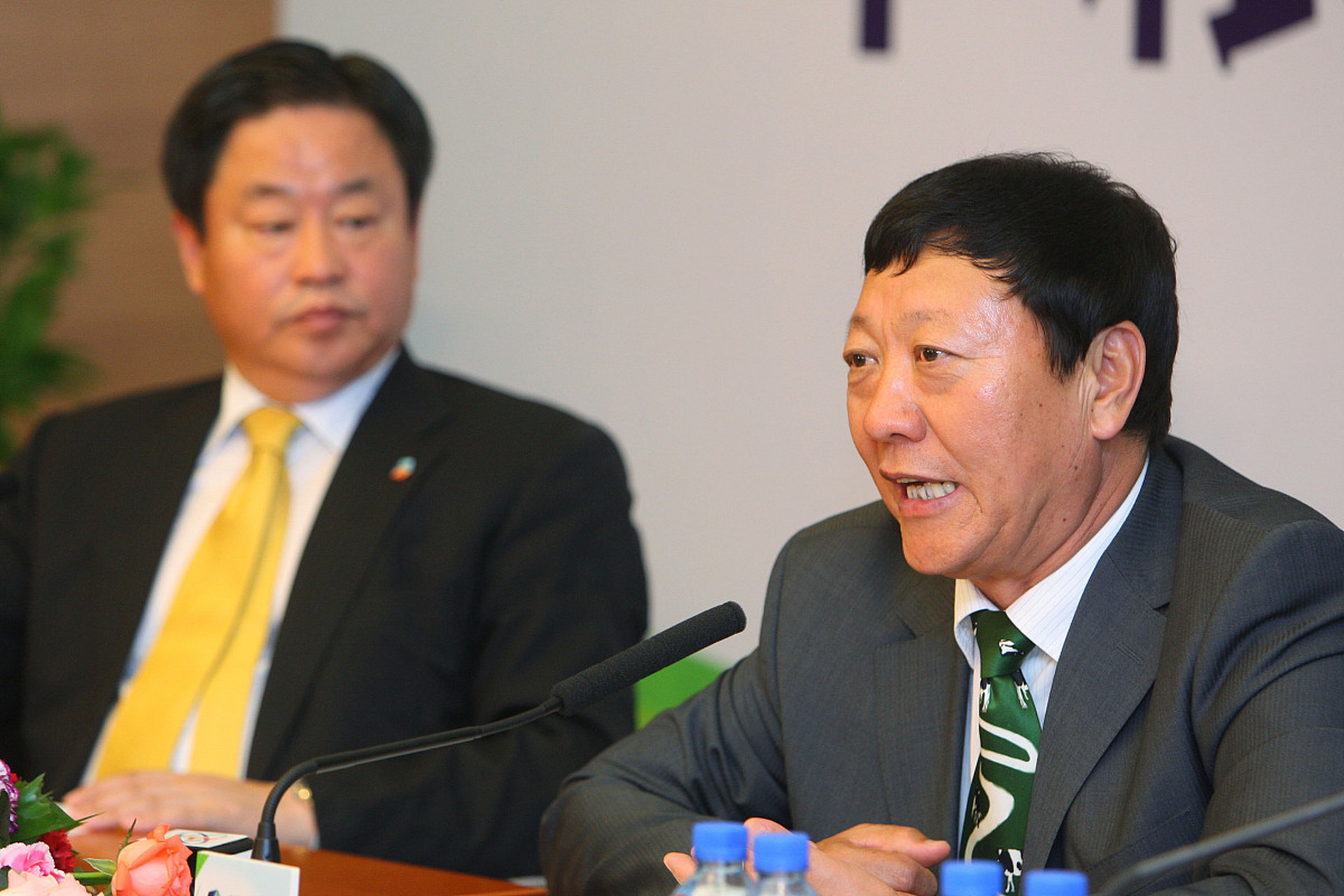 1999年,伊利创始人将牛根生"扫地出门",郑俊怀心想:终于将这头"倔牛"