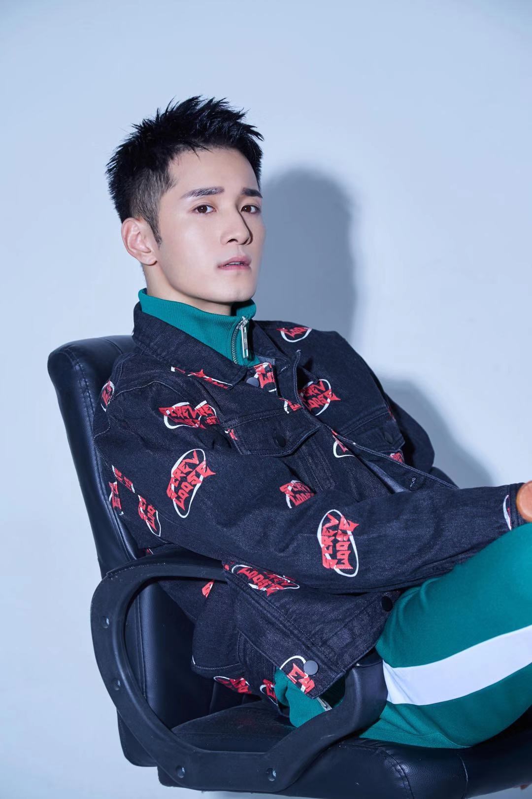 何奉天生日写真曝光 洒脱随性显青春悸动