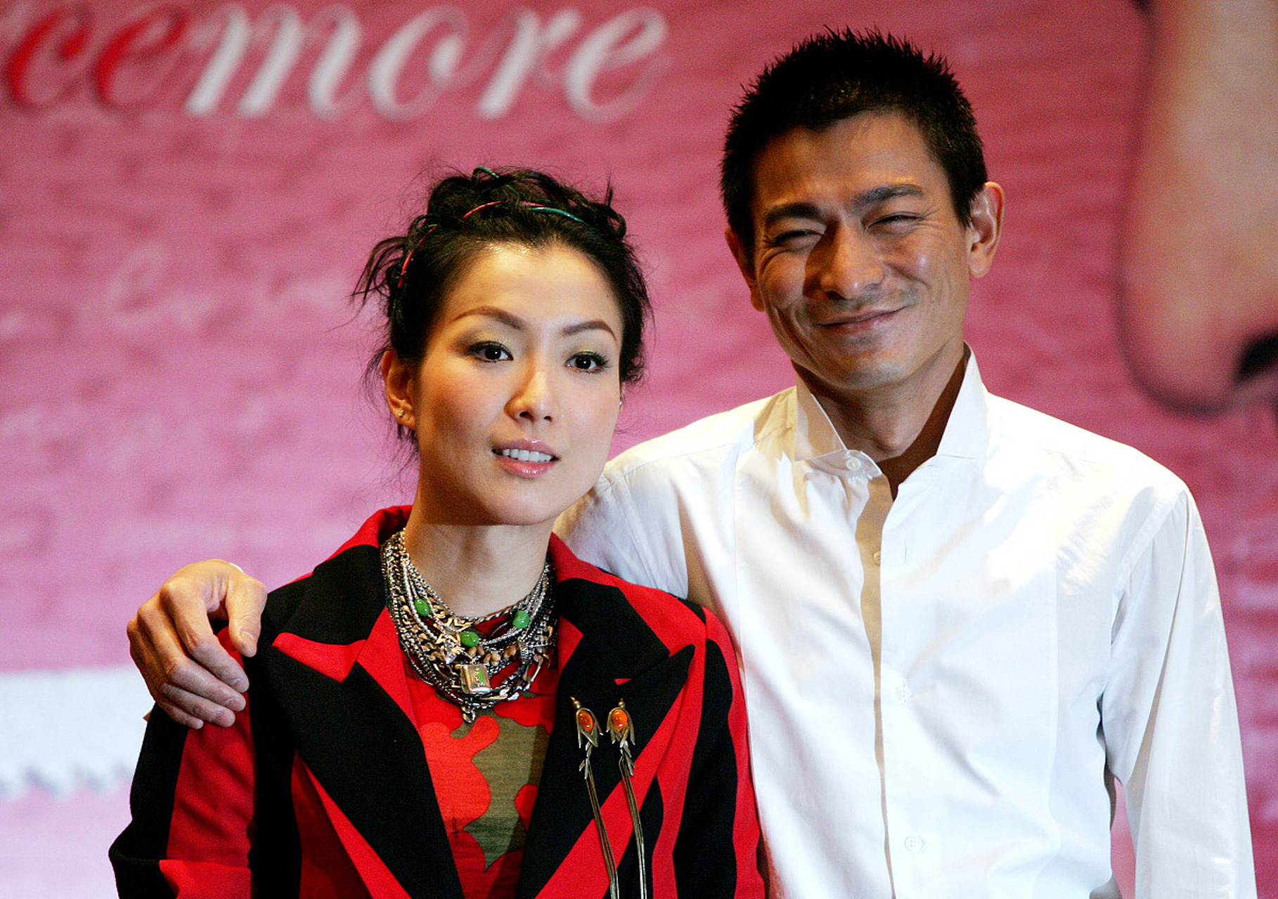 今晚,香港金像奖颁奖典礼上,刘德华给郑秀文颁发了影后奖.