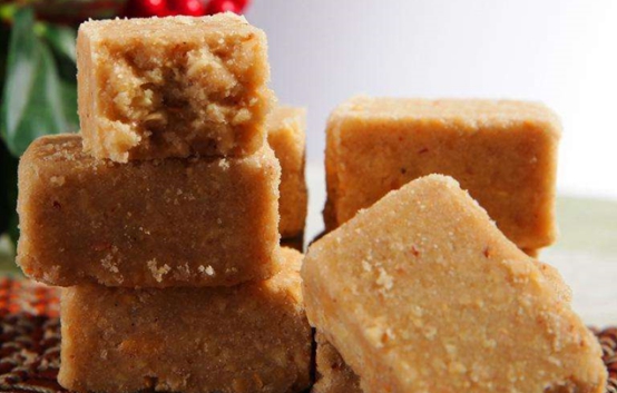 开封特色美食,酥脆可口的花生糕,让人回味无穷