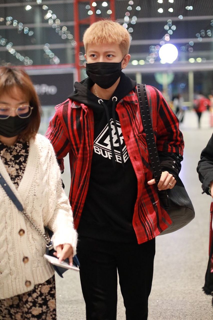 我要是不说,你能看出这是任嘉伦吗[捂脸]?原来你是这样的国超[捂脸]!