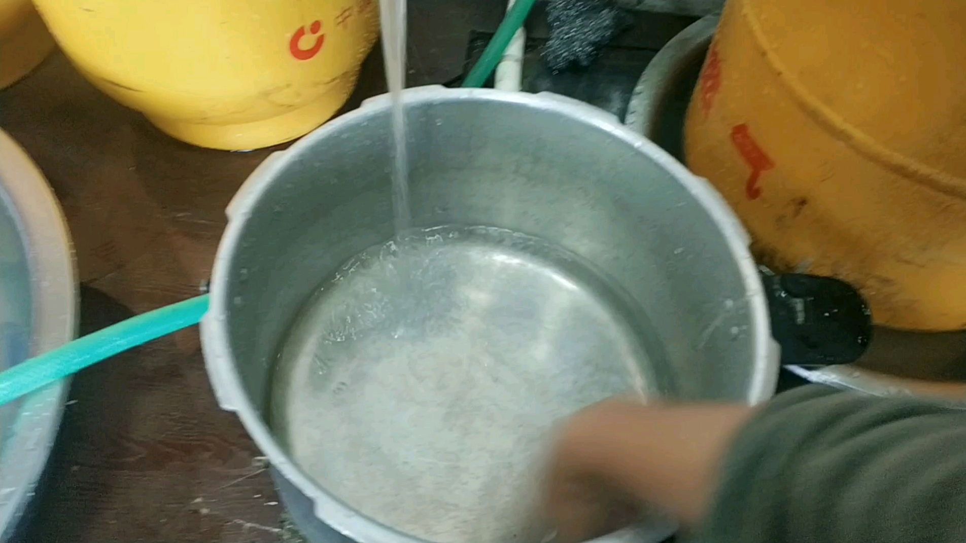 广东牛气粿条汤店,不定时更新青菜,牛骨熬汤,味道又浓又香