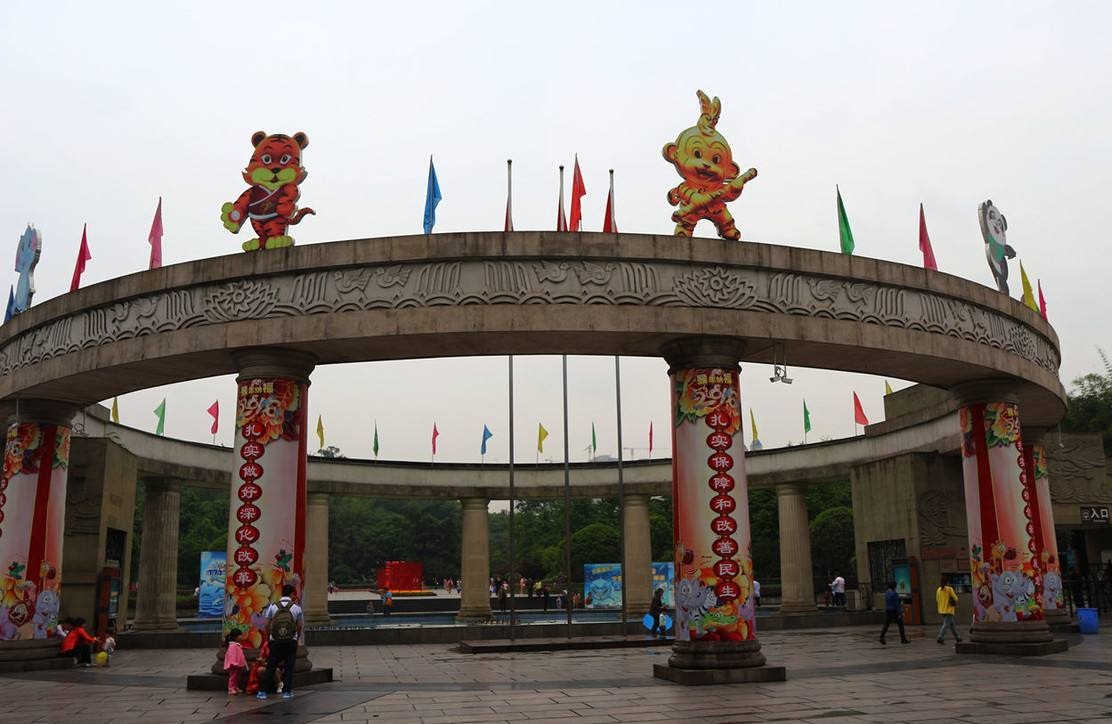 重庆轻轨2号线的动物园站结构很特殊,属于一侧一岛式的高架车站