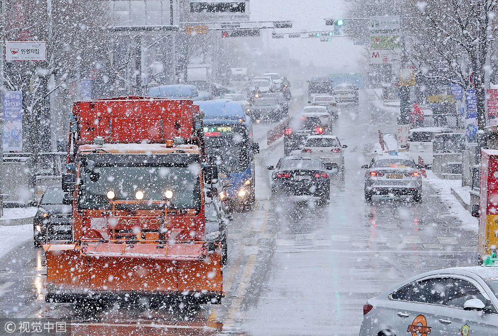 韩国春川下起鹅毛大雪 道路湿滑居民出行受阻