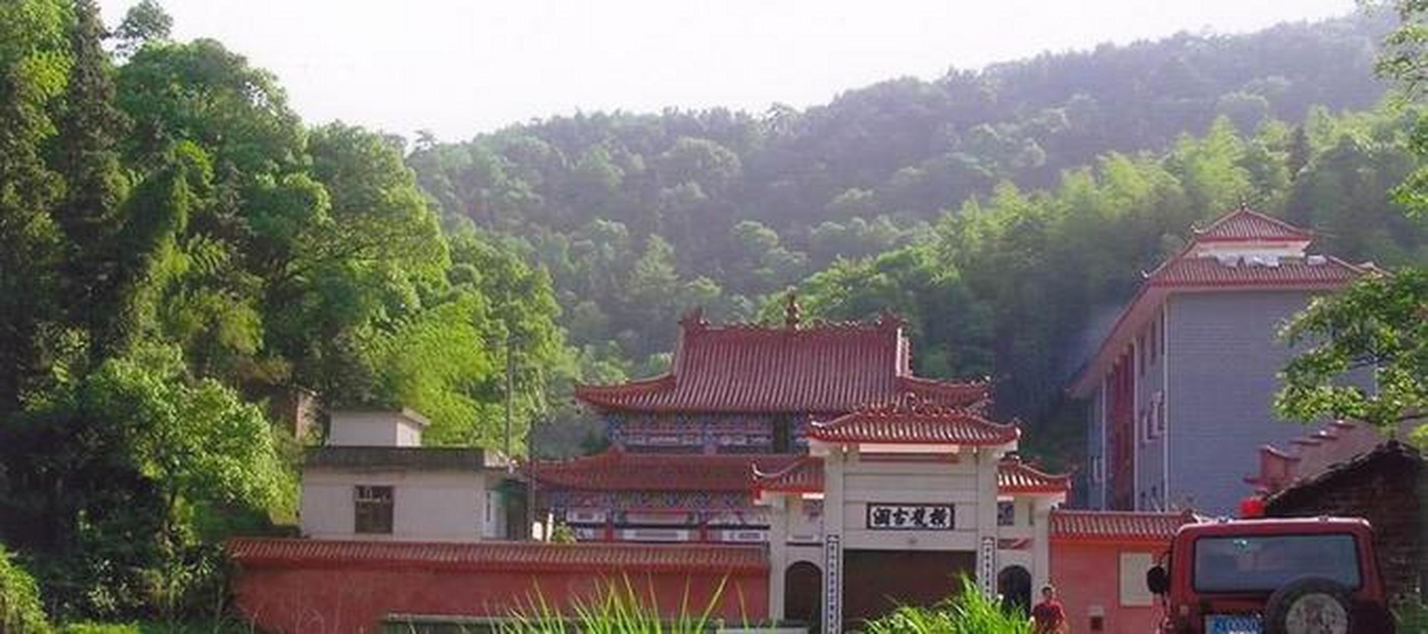 旅游攻略# 横龙寺:横龙寺周边的环境很是清幽,景色怡人,寺庙距今矣行