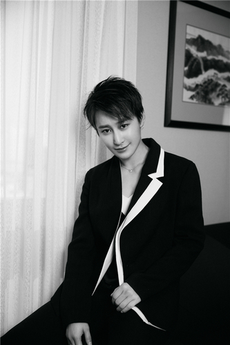 蒋璐霞最新写真探索神秘 黑白风格诠释个人魅力