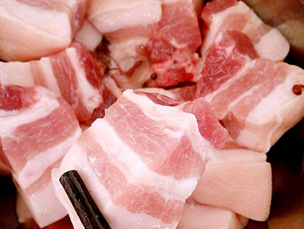 煮肉只会焯水?难怪口味色泽都差,加上这1步,做出来干净又好吃