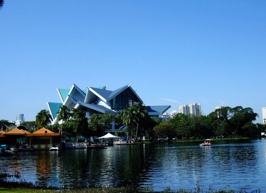 吉隆坡湖滨公园是吉隆坡市最受欢迎的休憩公园,公园围绕着两个湖设计