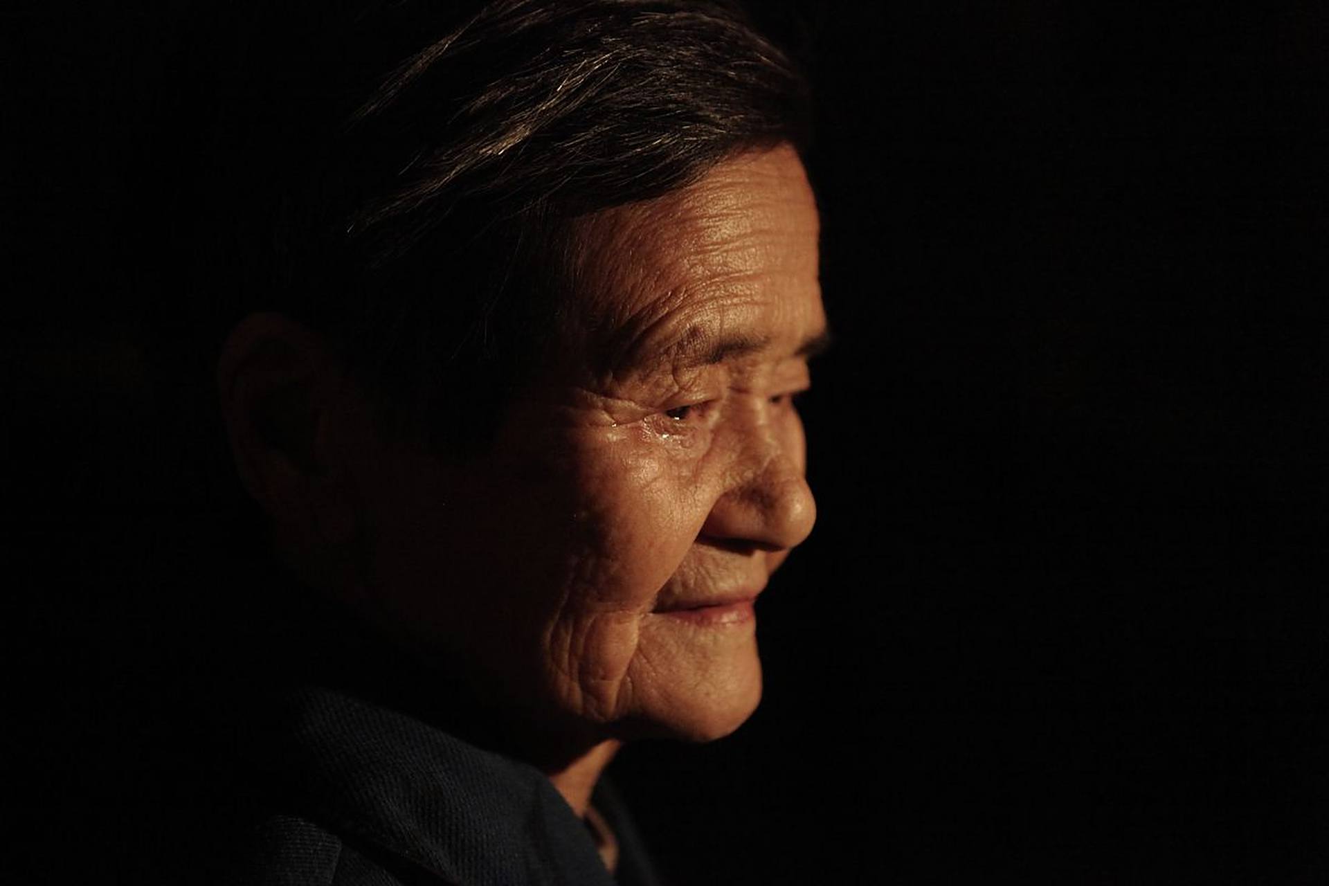 在沉重的现实中我们经常会遇到母亲羡慕别的眼神,看着别人家的幸福和