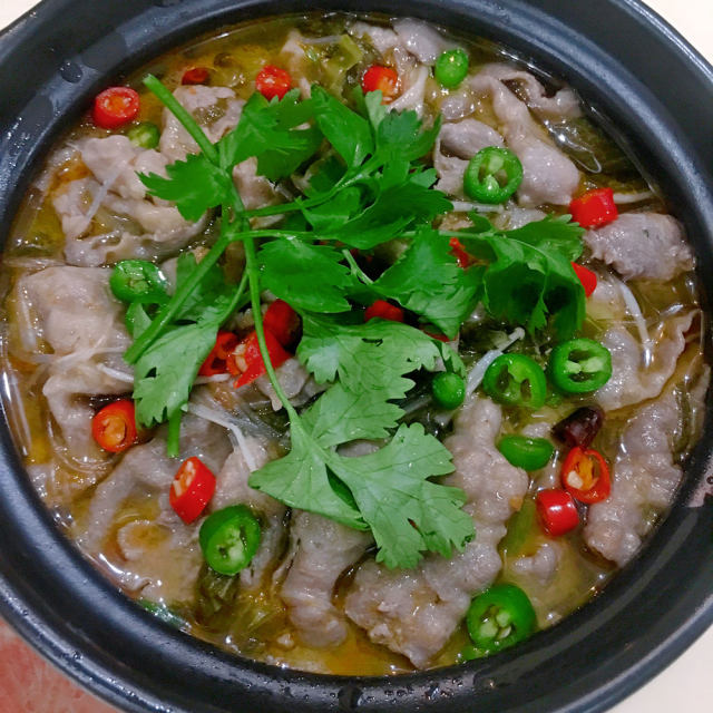 酸菜肥牛煲,汤汁酸辣,非常的开胃,也特别的下饭