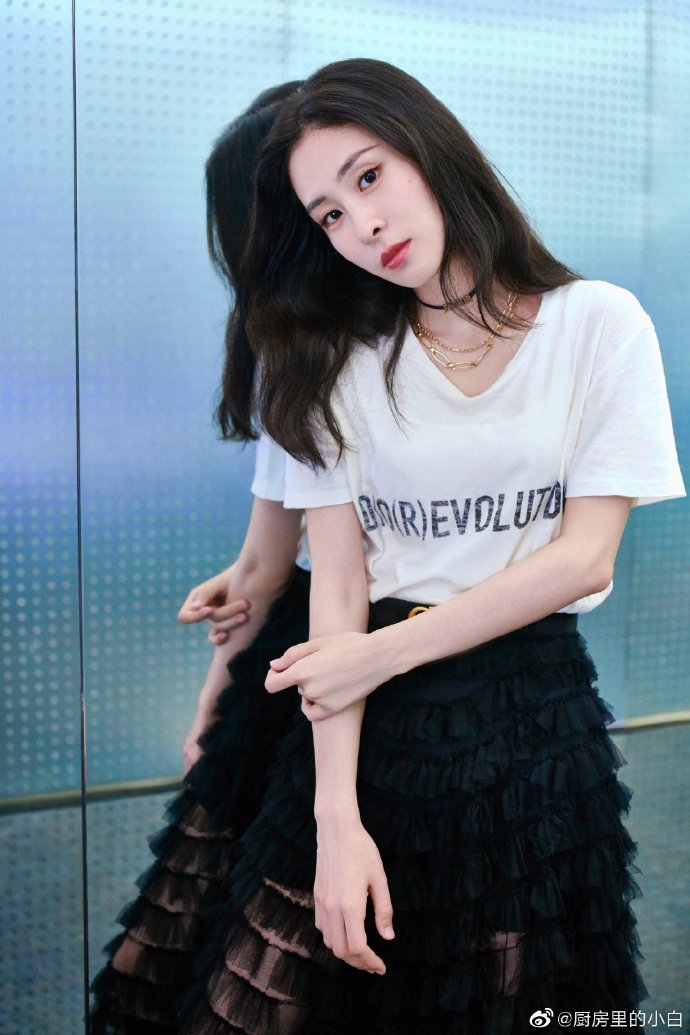 买了新耳机,舍友说想试试音效怎么样 耳机给她听了