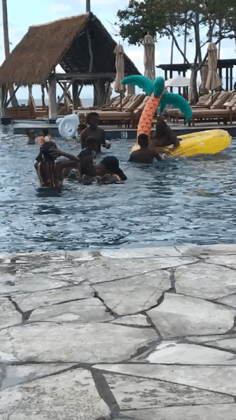 奋力划水!詹姆斯与孩子们在水池中嬉戏打闹