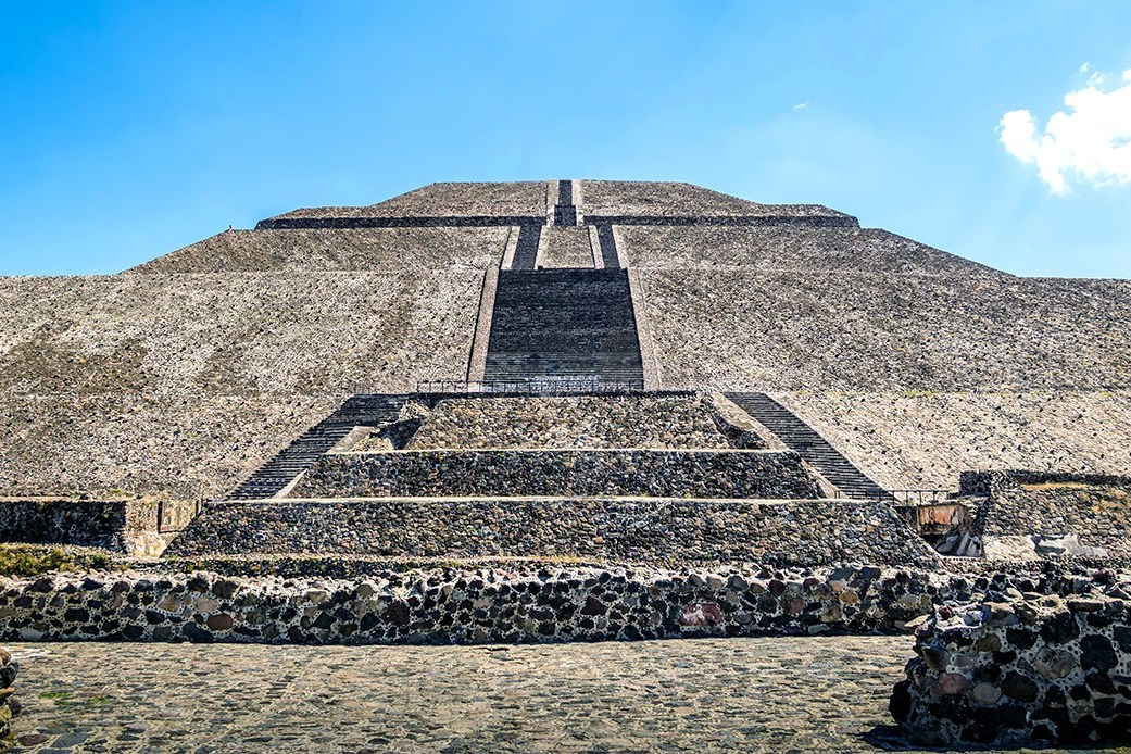 特奥蒂瓦坎古城:建于公元1世纪,被称为"众神之城"