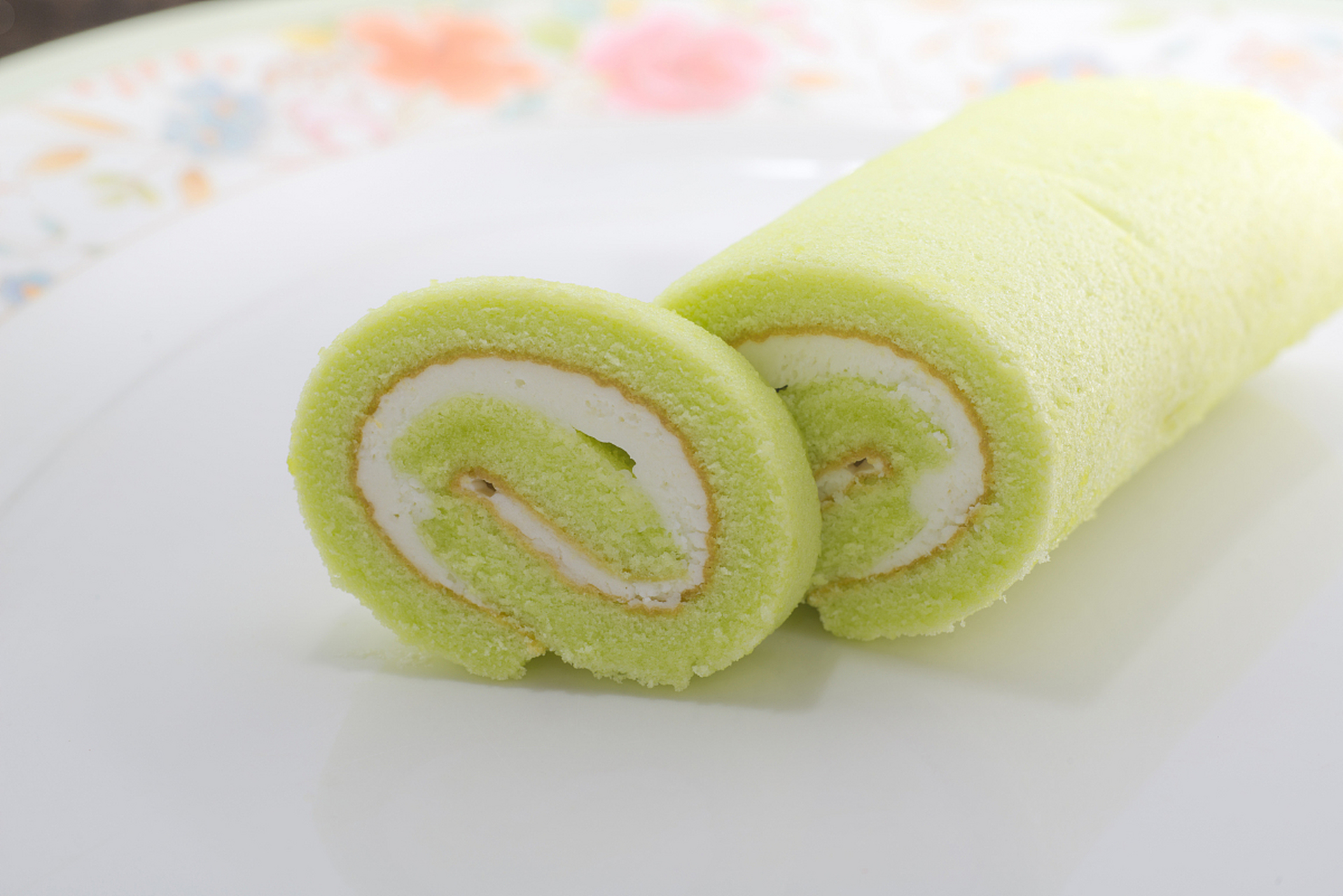 对于吃货来说,甜品就是情绪加油站 开心果青提蛋糕卷:食材准备:蛋糕卷