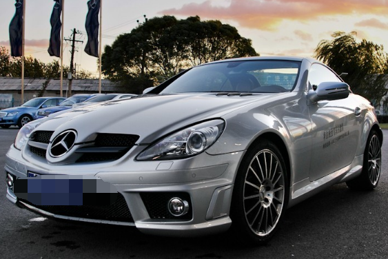 时尚年轻的奔驰slk级amg,看上去简单而不简约,低调但不失品味
