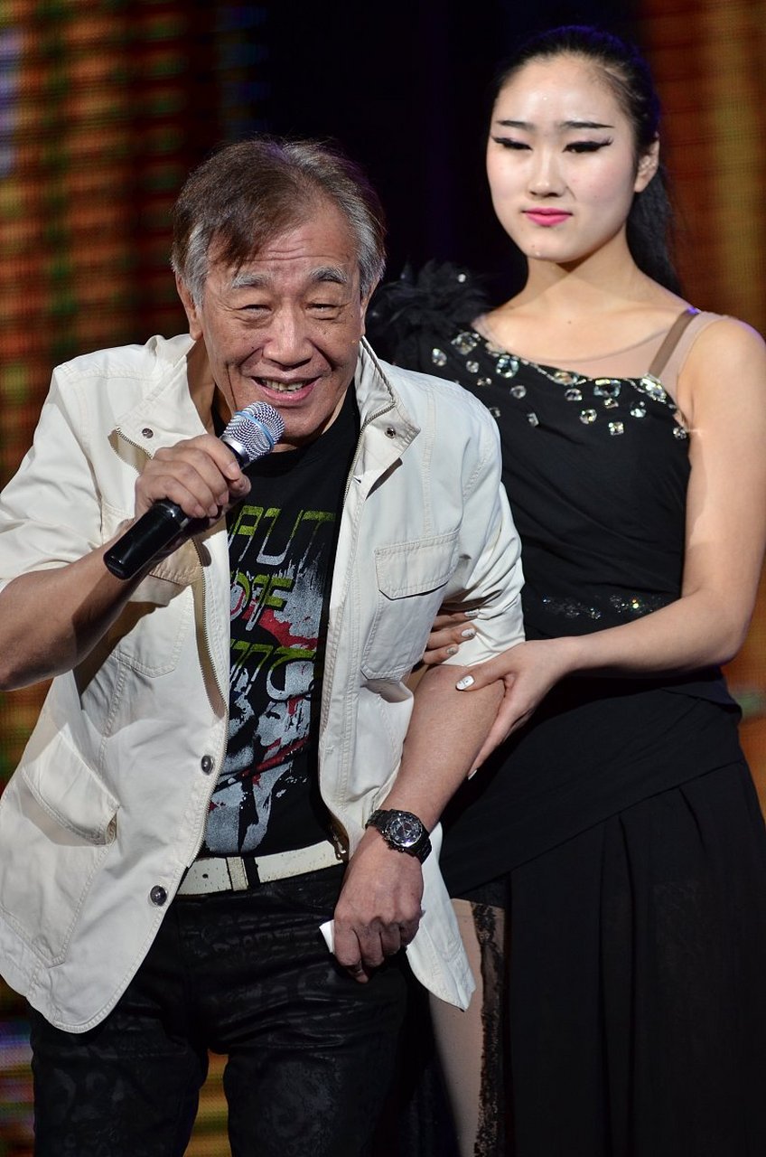   67岁的张帝这个"急智歌王",最近迎娶了34岁的张馨茹,让大家议论