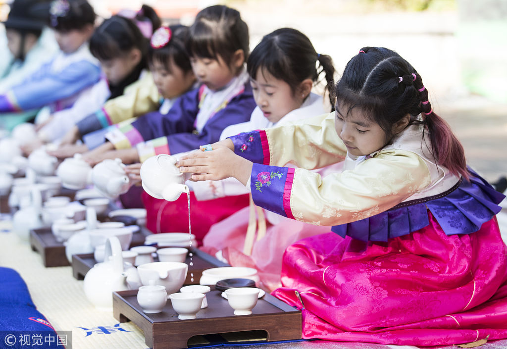 韩国举办茶道体验活动 小萝莉着韩服学沏茶有模有样
