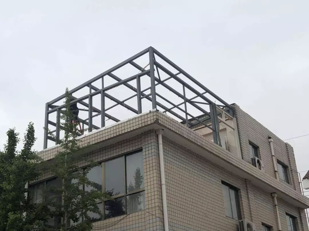 有违必拆!芳草地别墅区违建集中拆除中