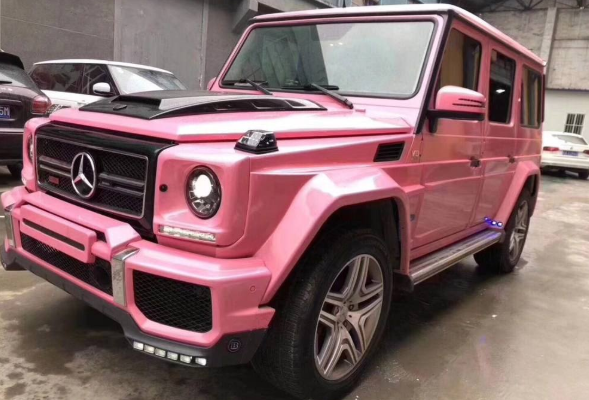 偶遇300万奔驰大g,粉嫩车身显萌态,车主现身后,网友:厉害了