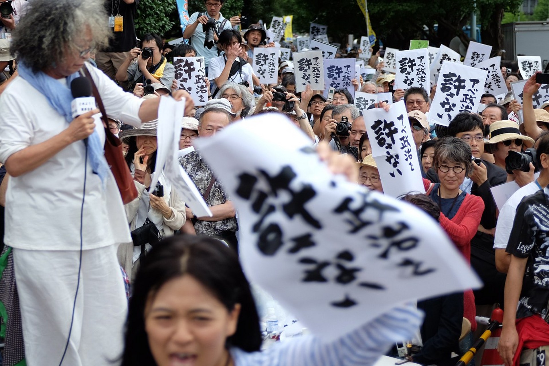 日本市民在8月15日举行了反战游行活动,表达了他们反对战争和修改和平