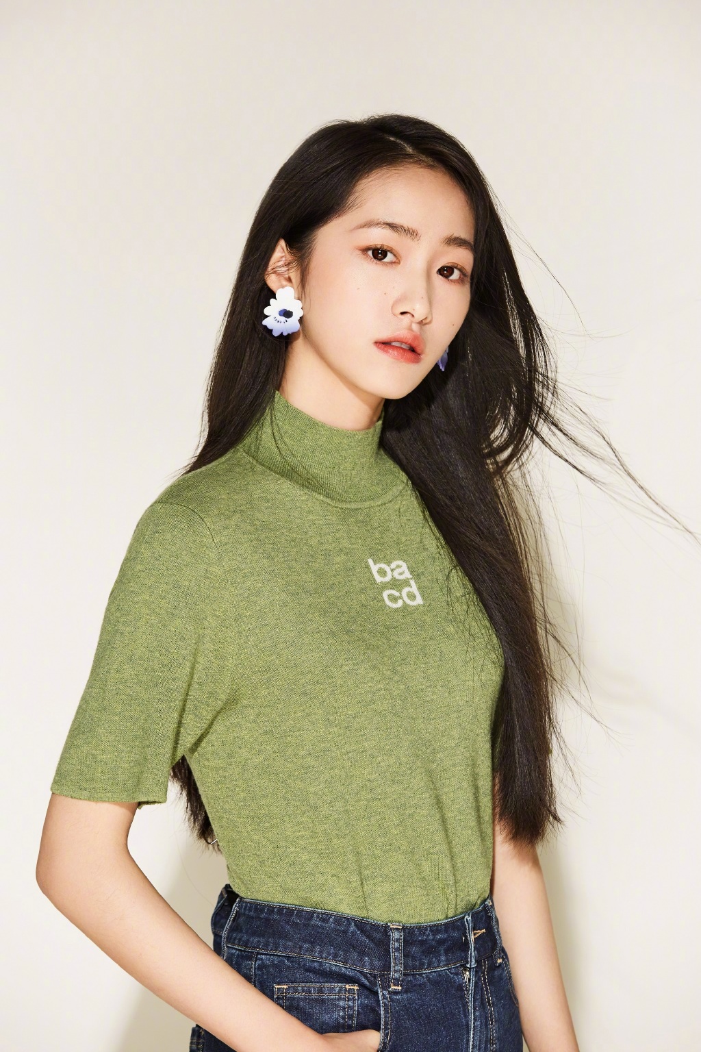 杨肸子,今天20岁的生日女孩,及腰长发显温柔,俏皮灵动可甜可盐