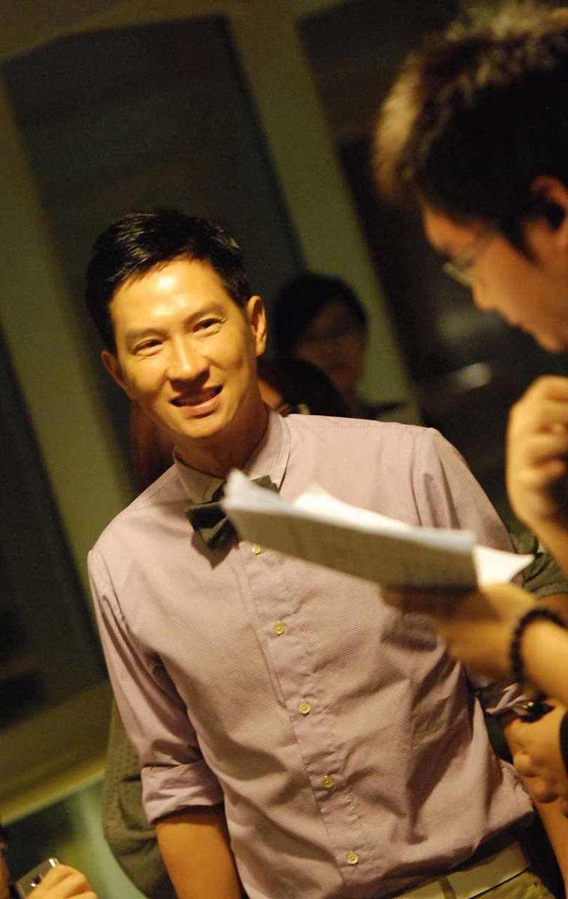 1993年,张家辉在女友关咏荷的别墅洗了个澡后,出来就