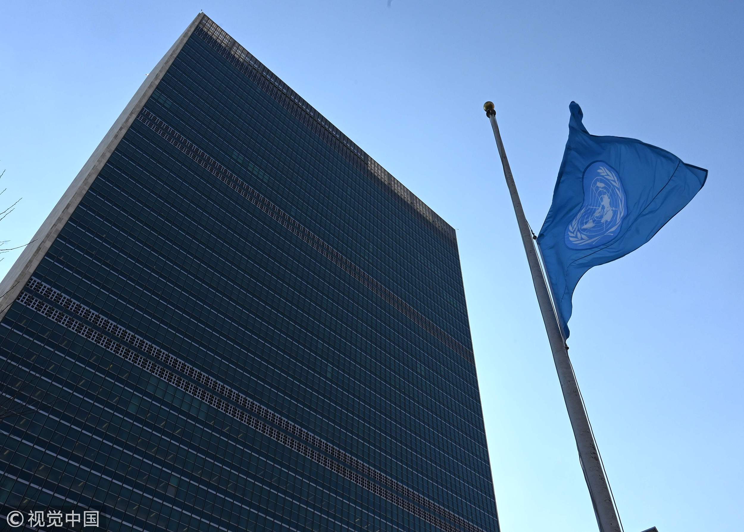 降半旗!联合国总部向飞机失事遇难者致哀