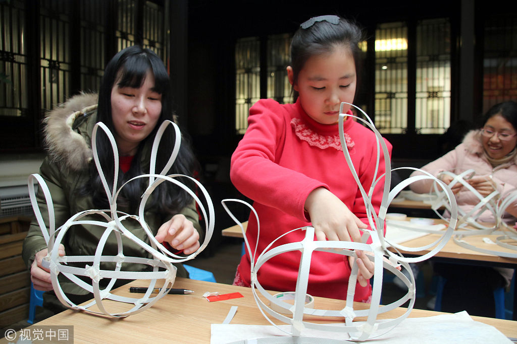 苏州社区居民学做兔子灯 喜迎元宵节
