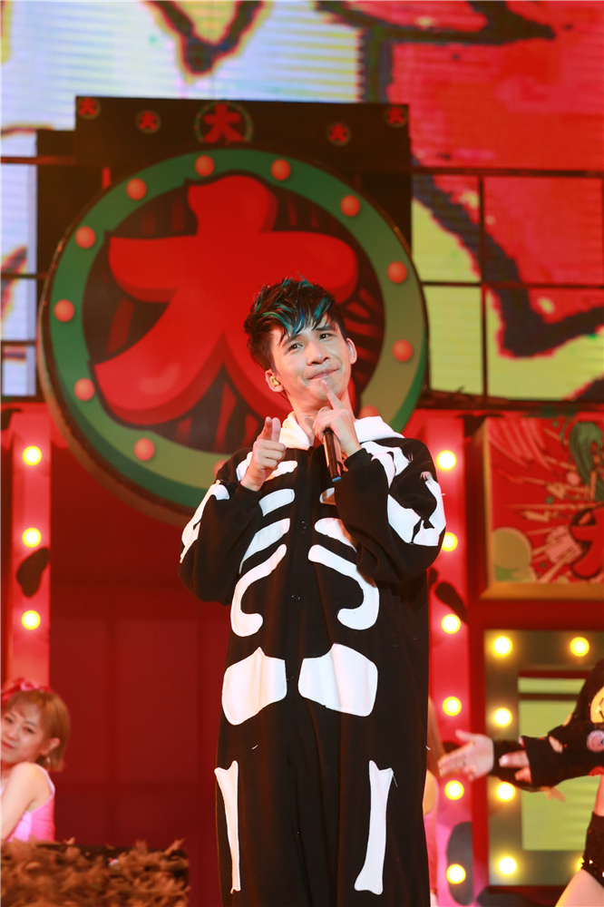 大张伟罕见晒九宫格自拍,素颜出镜教你什么叫直男式自拍