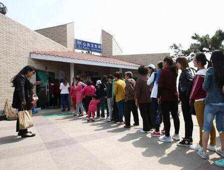 景区女厕所总是排长龙,该如何解决这情况?保洁阿姨的建议很精辟