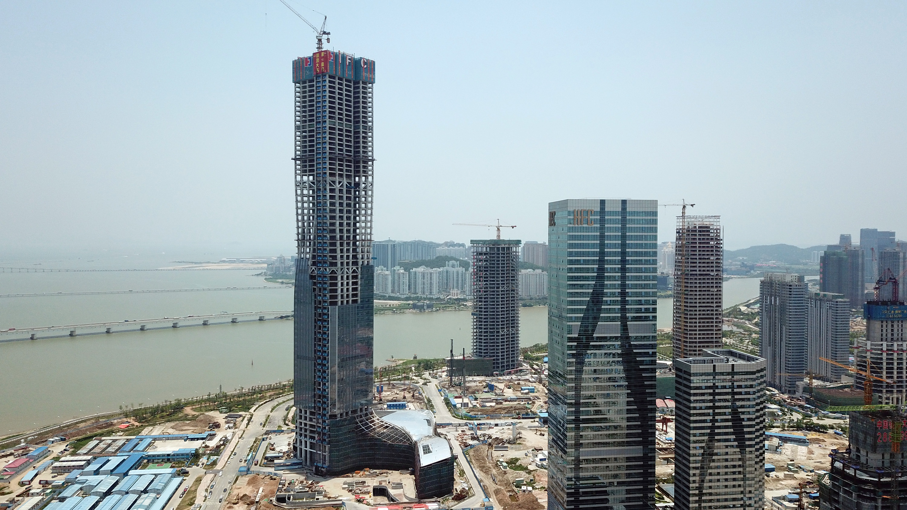 广东珠海在建第一高楼主体封顶(5)
