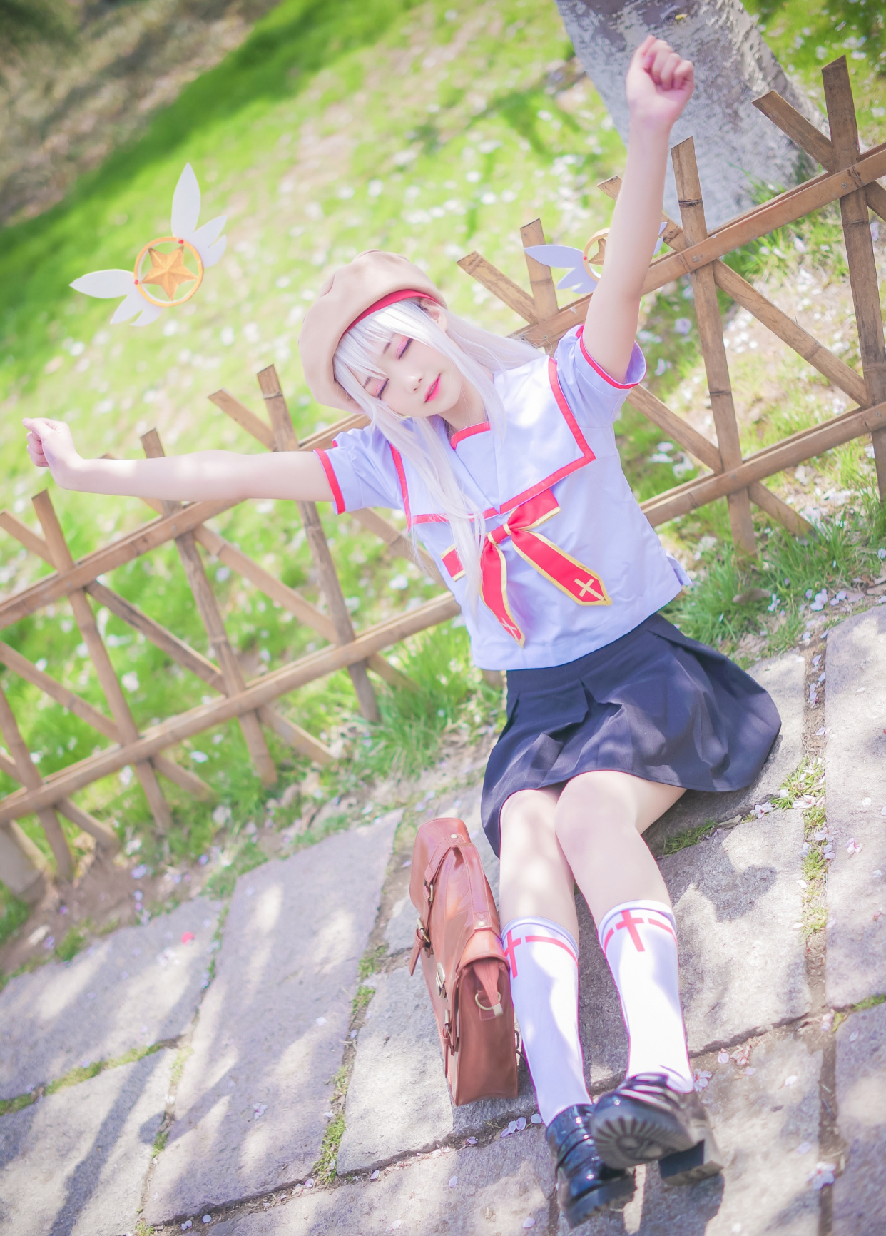 cosplay:穿jk制服的伊莉雅,她在开满樱花的小道上等你一起去上学