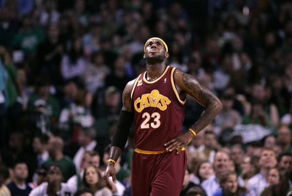 詹姆斯第1次打进总决赛含金量多高?那时候詹姆斯像个年轻的巨星