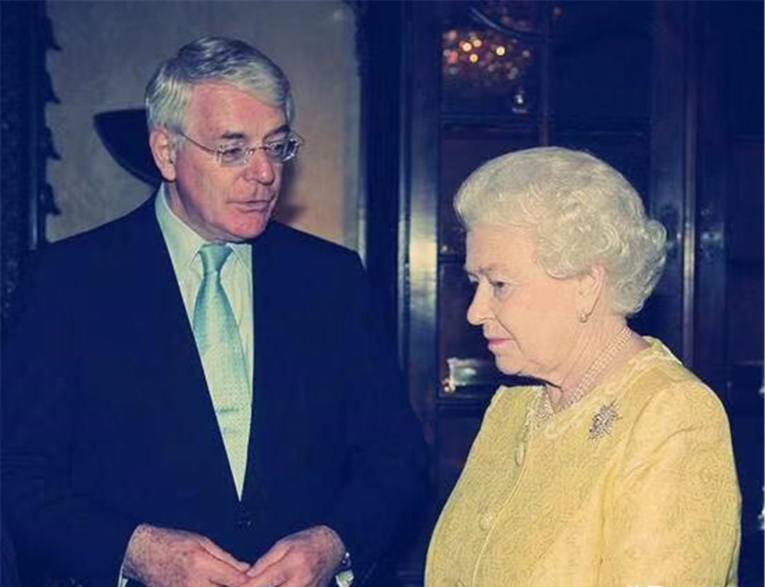 布朗1951年出生,2007年出任首相,这时女王已经81岁,比布朗大了25岁